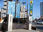 地下鉄６号線サンス（上水・Sangsu・623）駅１番出口を出て２００ｍほど直進します。