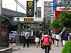 地下鉄３号線アックジョン（狎鴎亭・Apkgujeong・336）駅３番出口を出て、そのまま直進します。