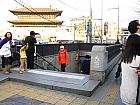 地下鉄１・４号線（東大門・Dongdaemun･128/421）駅９番出口を出て、そのまま歩道に沿ってまっすぐ進みます。