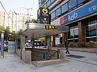 地下鉄３号線アックジョン（狎鴎亭・Apkujeong・336）駅２番出口を出てすぐ反対方向に道なりにまっすぐ進みます。