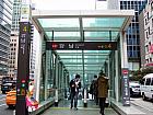 地下鉄2号線・新盆唐線カンナム（江南駅・Gangnam・222）駅４番出口を出てしばらくまっすぐ進みます。



