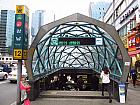 地下鉄２号線・新盆唐線カンナム（江南・Gangnam・222/D07）駅１２番出口を出て、直進。