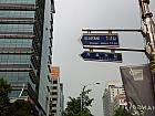 カロスキル（Garosu-Gil）の道路標識がある３つ目の角を左に曲がってカロスキルに入ります。