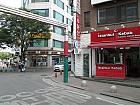 １つ目の、右側に見えてくるケバブのお店とセブンイレブンの間（※2012年６月現在）を入ります。