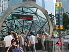 地下鉄２号線・新盆唐線カンナム（江南・Gangnam・222/D07）駅11番出口を出て、
