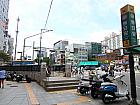 地下鉄１・６号線トンミョアッ（東廟前・Dongmyo・127/636）駅４番出口を出て、右後ろ方向へ。