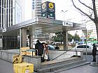 地下鉄２号線ウッチロイック（乙支路入口・Euljiro 1(il)-ga・202）駅７番出口を出て、ロッテ百貨店本店沿いに歩いていくと
