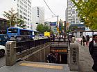 地下鉄３号線アングッ（安国・Anguk・328）駅６番出口を出て、道なりに歩きます。