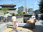 地下鉄１・４号線トンデムン（東大門・Dongdaemun・128/421）駅９番出口を出てまっすぐ進み