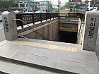 地下鉄３号線アングッ（安国・Anguk・328）駅４番出口を出たらすぐ反対方向へ進み、