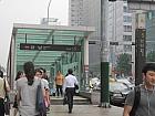 地下鉄２号線・新盆唐線カンナム（江南・Gangnam・222/D07）駅５番出口を出て、大通り沿いを600mほど直進すると