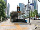 地下鉄１号線チョンガッ（鐘閣・Jonggak・131）駅４番出口を出て、そのまま直進。