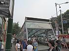 地下鉄４号線ヘファ（恵化・Hyehwa・420）駅１番出口を出てすぐ反対方向に進みます。
