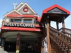 HOLLY'S COFFEEの看板が見えてきます。徒歩約20分程度