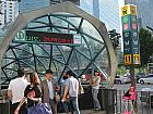 地下鉄２号線・新盆唐線カンナム（江南・Gangnam・222/D07）駅11番出口を出て25ｍほど直進し