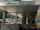 地下鉄1号線チョンガッ（鐘閣・Jonggak）駅３番出口を出てまっすぐ進み、