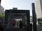 地下鉄９号線シンノニョン（新論峴・Sinnonhyeon・925）駅６番出口を出て真っすぐ進み、