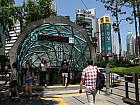 地下鉄２号線・新盆唐線カンナム（江南・Gangnam・222）駅９番出口を出て、まっすぐ進みます。