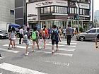 横断歩道を渡ってすぐ左に曲がってまっすぐ進みます（弘益大学正門へ続くメイン通り）。