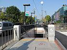 地下鉄６号線ハンガンジン（漢江鎮・Hangangjin・631）駅３番出口を出て、まっすぐ大通り沿いに約４００ｍ直進し
