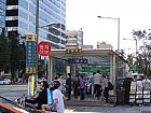地下鉄２号線・空港鉄道・京義中央線ホンデイック（弘大入口・Hongik Univ. 239/A03/K314）駅２番出口を出てすぐ左に曲がり、100ｍほど進んで