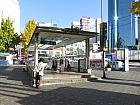 地下鉄２号線シンチョン（新村・Sinchon・240）駅7番出口を出て、そのまままっすぐ進みます。