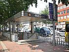 地下鉄３号線トンニンムン（独立門・Dongnimmun・326）駅４番出口を出て直進。独立門前の十字路を渡り、右手にある小さな広場の中に進むと