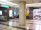 地下鉄１・２号線ソミョン（西面・Seomyeon）駅から２番出口方面に向かい、地下商店街に入ると左手に見える階段から地上に上がり、