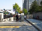 地下鉄３号線キョンボックン（景福宮・Gyongbokgung・327）駅７番出口を出て、すぐに反対方向に進みます。