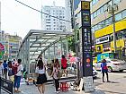 地下鉄１・３・５号線チョンノサムガ（鍾路３街・Jongro 3(sam)-ga・130/329/534）駅４番出口を出て、