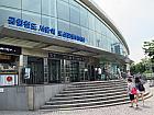 国鉄・地下鉄１・４号線・空港鉄道ソウリョッ（ソウル駅・Seoul Station・133/426/A01）の空港鉄道のほうにある１５番出口を出て、