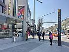 地下鉄１・４号線トンデムン（東大門・Dongdaemun・128/421）駅９番出口を出てそのまま大通りに沿って歩き、