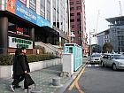 地下鉄１号線プサンヨッ（釜山駅・Busan Station）の１０番出口から地上に上り、進行方向へ進み（国鉄釜山駅に対し左方面へ）、