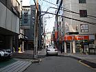 釜山観光ホテルを左側、右側にオレンジ色のコンビニを見ながら進むと、