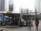 地下鉄１号線チョンガッ（鐘閣・Jonggak・131）駅３番出口を出て、すぐ左後ろ方向に振り返り、まっすぐ行きます。