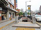 地下鉄６号線イテウォン（梨泰院・Itaewon・630）駅１番出口を出て、すぐ右後ろ方向へ振り返り