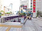 地下鉄３・４号線チュンムロ（忠武路・Chungmuro・331/423）駅４番出口を出て、そのまま直進。