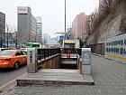 地下鉄１・４号線・空港鉄道・京義中央線ソウリョッ（ソウル駅・Seoul Station・133/426/A01・P313）１２番出口を出てまっすぐ進み、