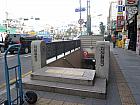 地下鉄２・３号線ウルチロサンガ（乙支路３街・Euljiro 3(sam)-ga・203/330）駅１０番出口を出てそのまま直進し、