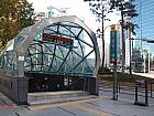 地下鉄２号線・新盆唐線カンナム（江南・Gangnam・222/D07）駅９番出口を出てそのまま進み、