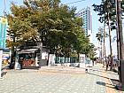 地下鉄２・４・５号線トンデムンヨクサムンファコンウォン（東大門歴史文化公園・Dongdaemun History&Culture Park・205/422/536）駅５番出口を出て、すぐ左後ろ反対方向に振り返り進みます。
