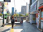 地下鉄３号線キョンボックン（景福宮・Gyongbokgung・327）駅２番出口を出て、そのまま２５０ｍほど直進。
