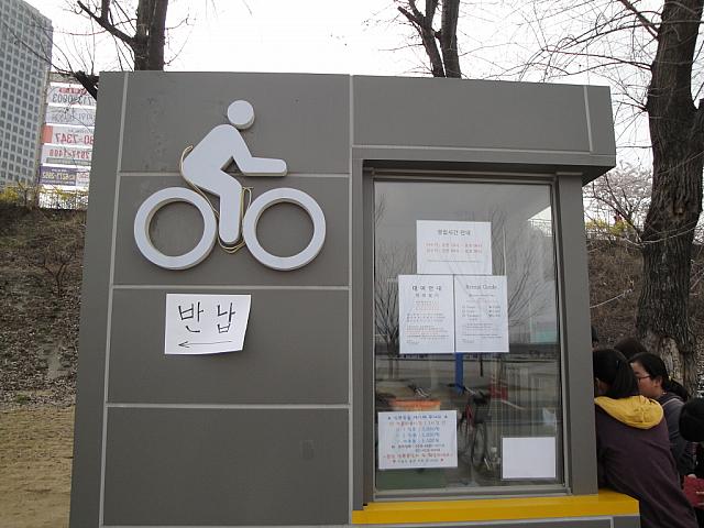 自転車を借りて、漢江沿いを走ろう！
