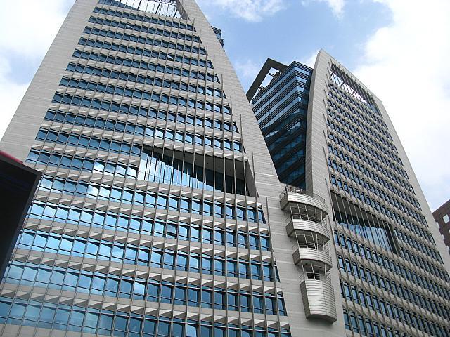 「ポスト・タワー」とも呼ばれる巨大な建物！