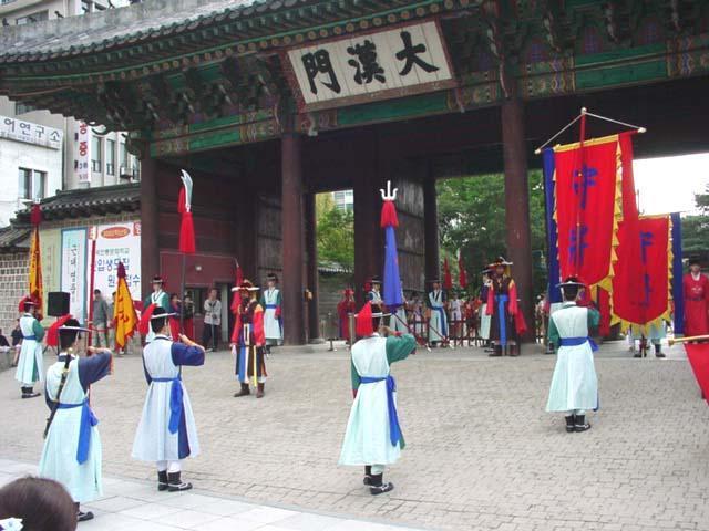 朝鮮時代の王宮で門の開閉や警備、巡回業務などを遂行した「守門軍(スムングン)」の儀式を再現した行事！
