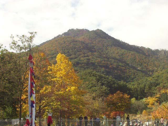 ソウル郊外のリゾート地の京畿道・楊平郡（ヤンピョングン）にある紅葉スポットとしても人気の山！
