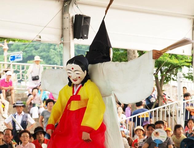 ユネスコ世界無形文化遺産にも指定された旧暦の端午の節句に行われる伝統的な祭り。