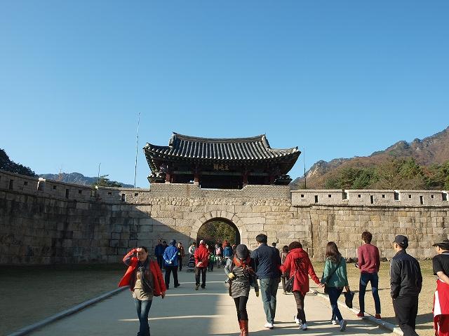 慶尚北道の北西部、内陸に位置した都市。韓国の歴史ドラマに多く登場する「聞慶セジェ道立公園」が観光の名所。