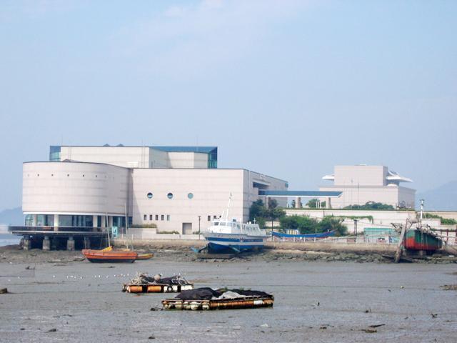 総所蔵品2000点もある大きな展示館は地下1階から2階まで。