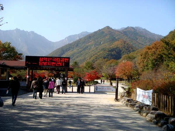 江原道にある山。紅葉で有名な景勝地。登山でもよく訪れる。